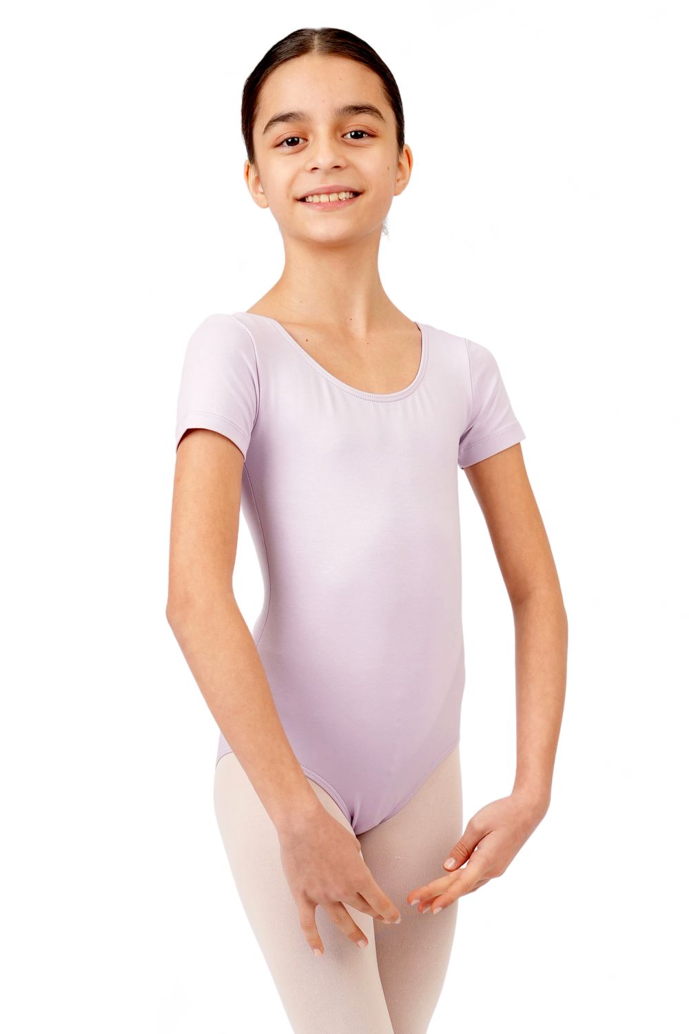 Eine junge Person in einem Rumpf R3100 Kurzarm-Body in Lila lächelt anmutig vor einem weißen Hintergrund.